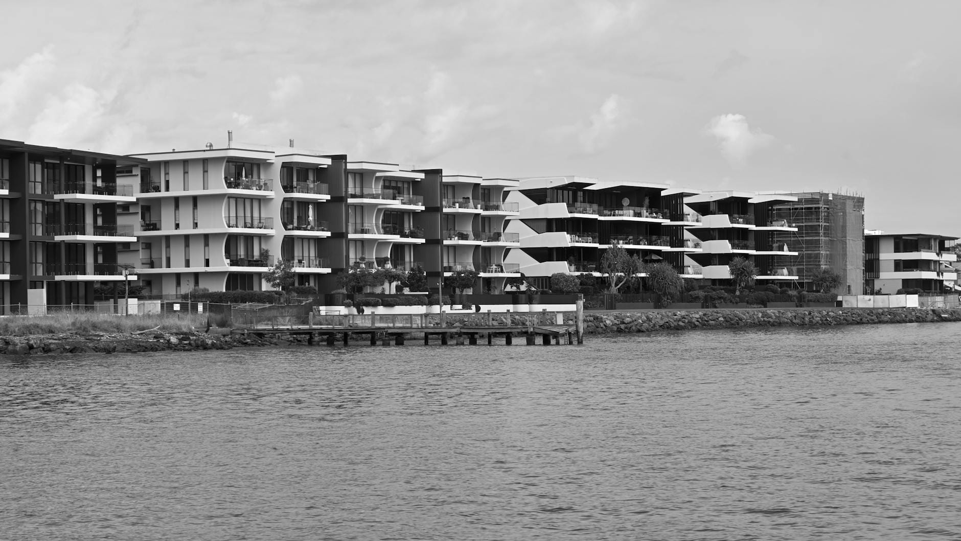 Czarno-białe nowoczesne apartamentowce nad wodą