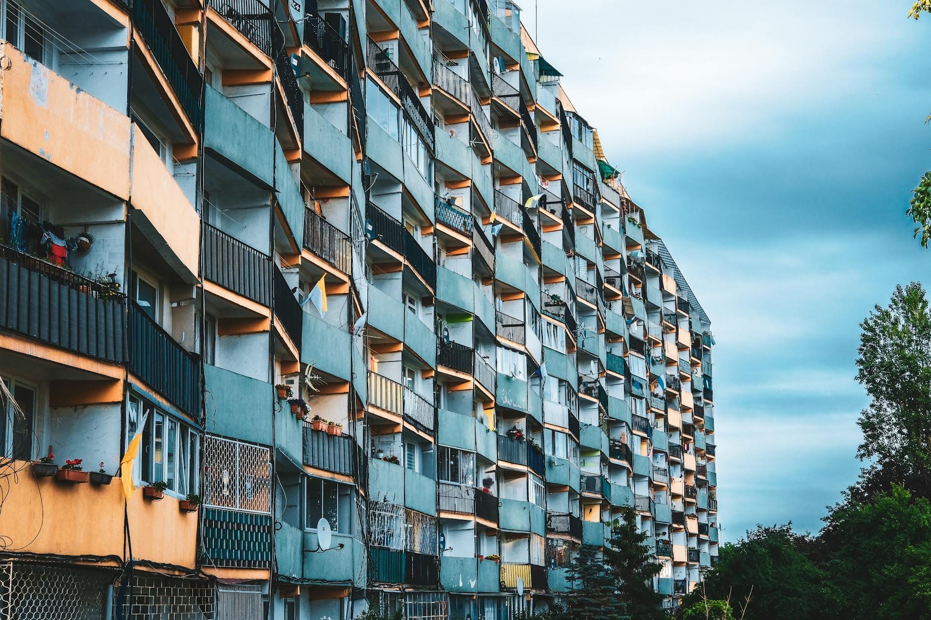 Falujący budynek mieszkalny z balkonami w Gdańsku, nowoczesna architektura