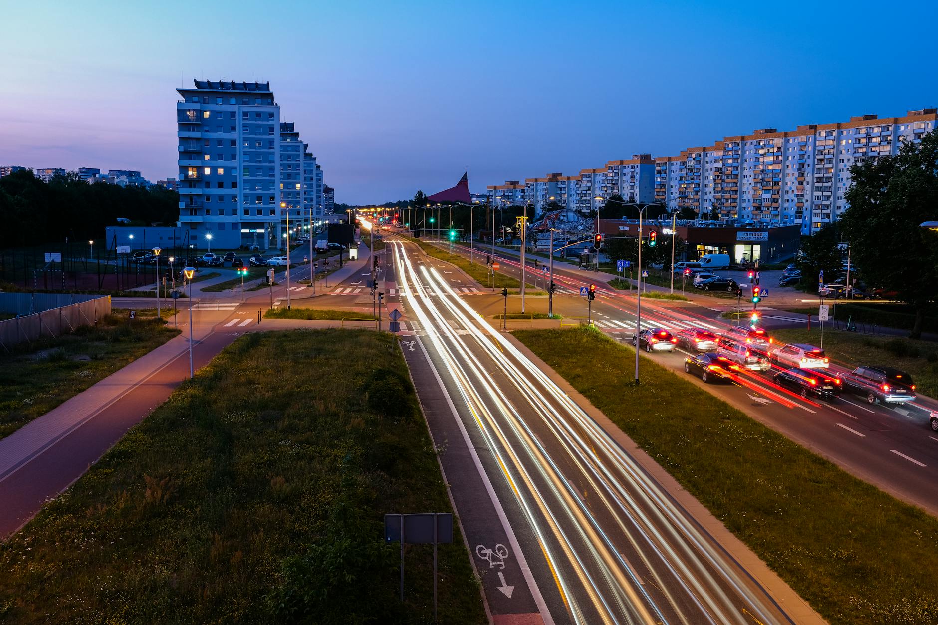 Nocny ruch na obwodnicy w Gdańsku z widocznymi smugami świateł