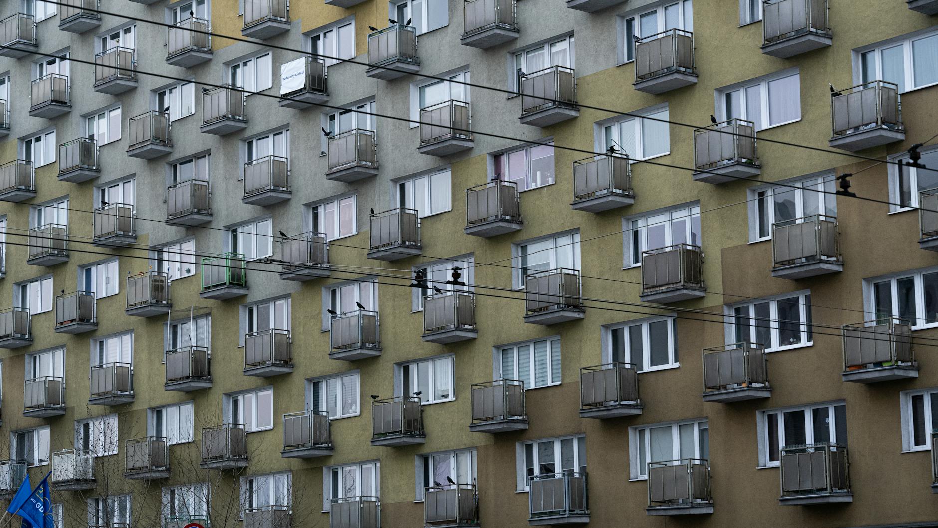 Gdynia czy Gdańsk – gdzie dziś bardziej opłaca się kupić mieszkanie na własne potrzeby Nowoczesna fasada bloku z balkonami w Gdyni z geometrycznym układem