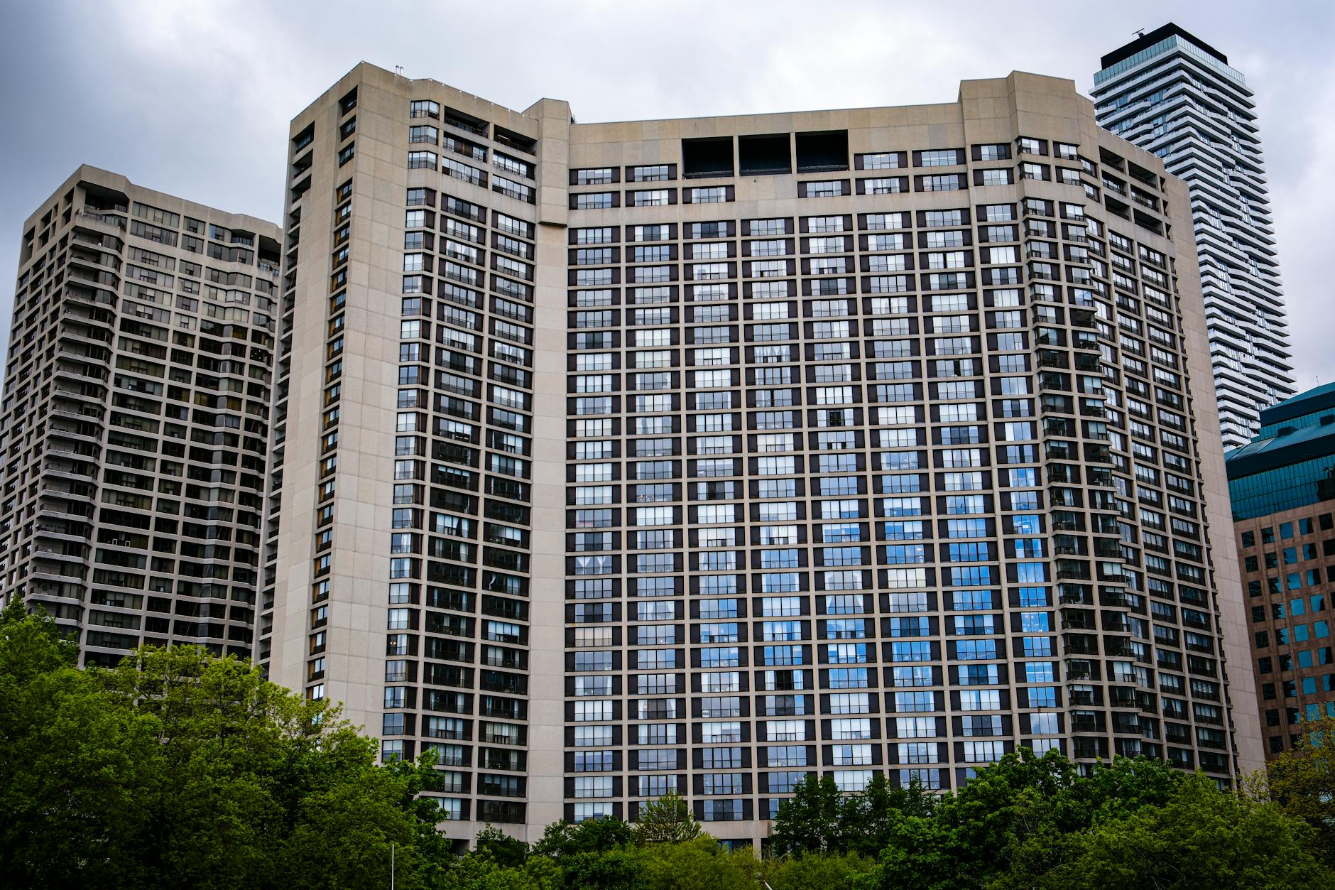 Nowoczesne wieżowce w centrum miasta symbolizujące rynek najmu korporacyjnego