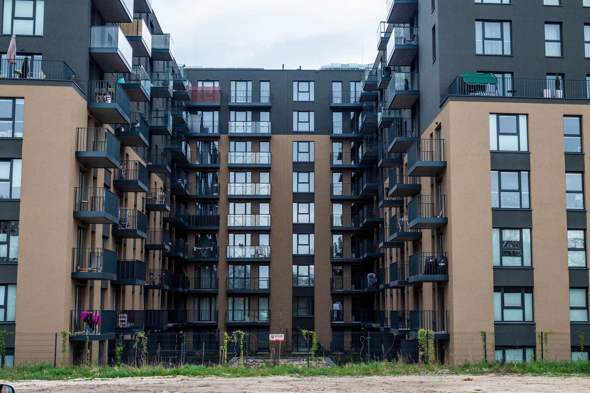 Nowoczesny blok mieszkalny z balkonami w gdyńskiej dzielnicy