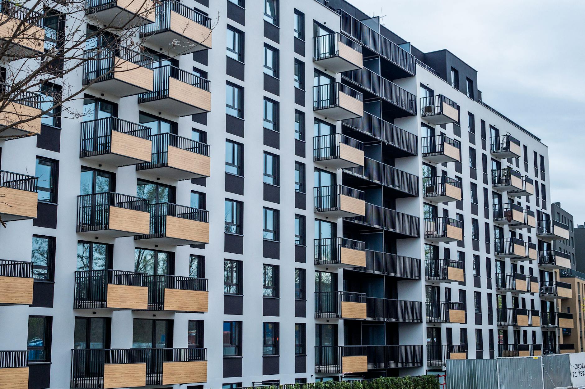 Nowoczesny blok mieszkalny z balkonami w miejskiej zabudowie Gdyni