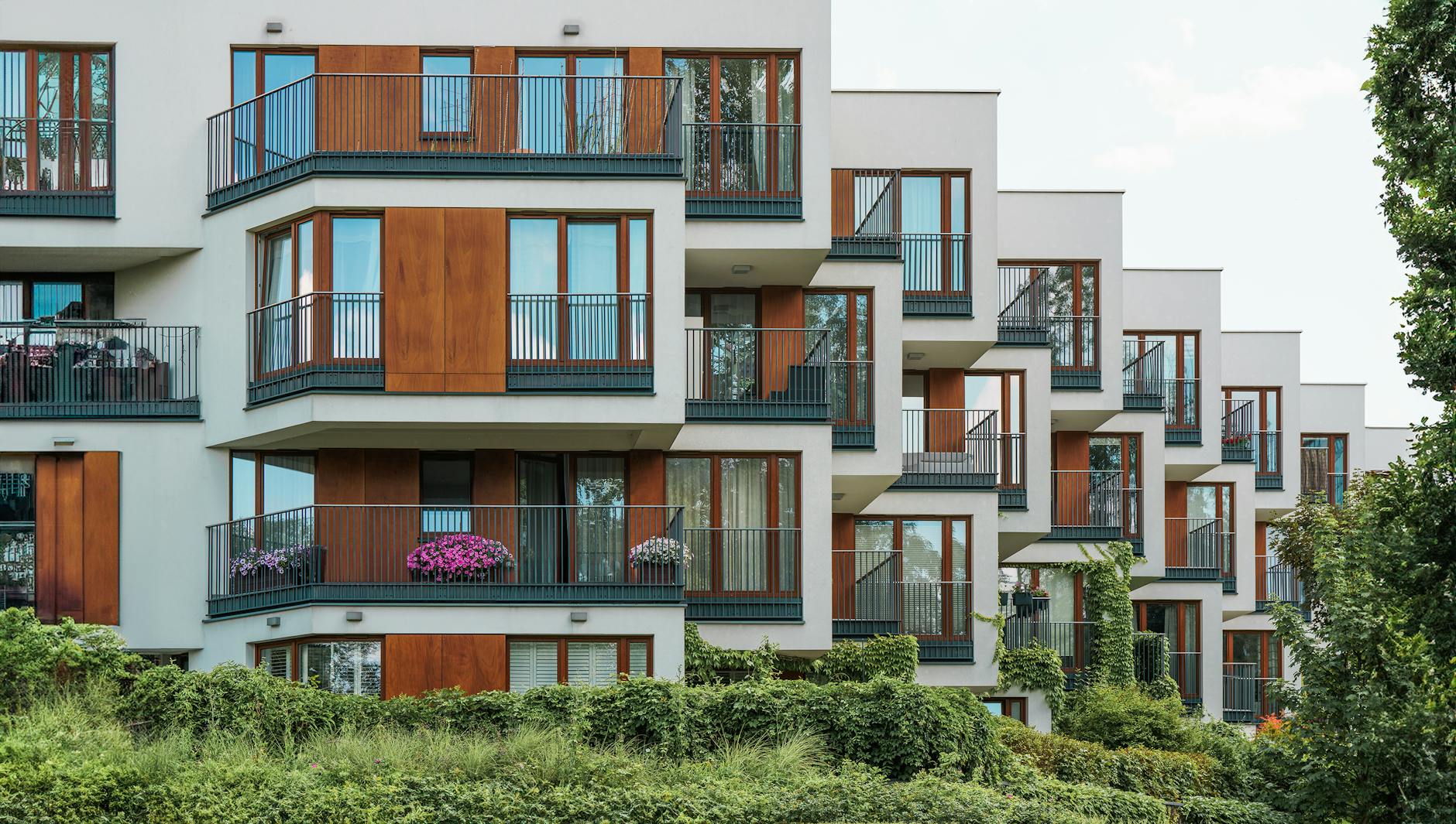 Nowoczesny budynek mieszkalny w Gdyni z przeszklonymi balkonami