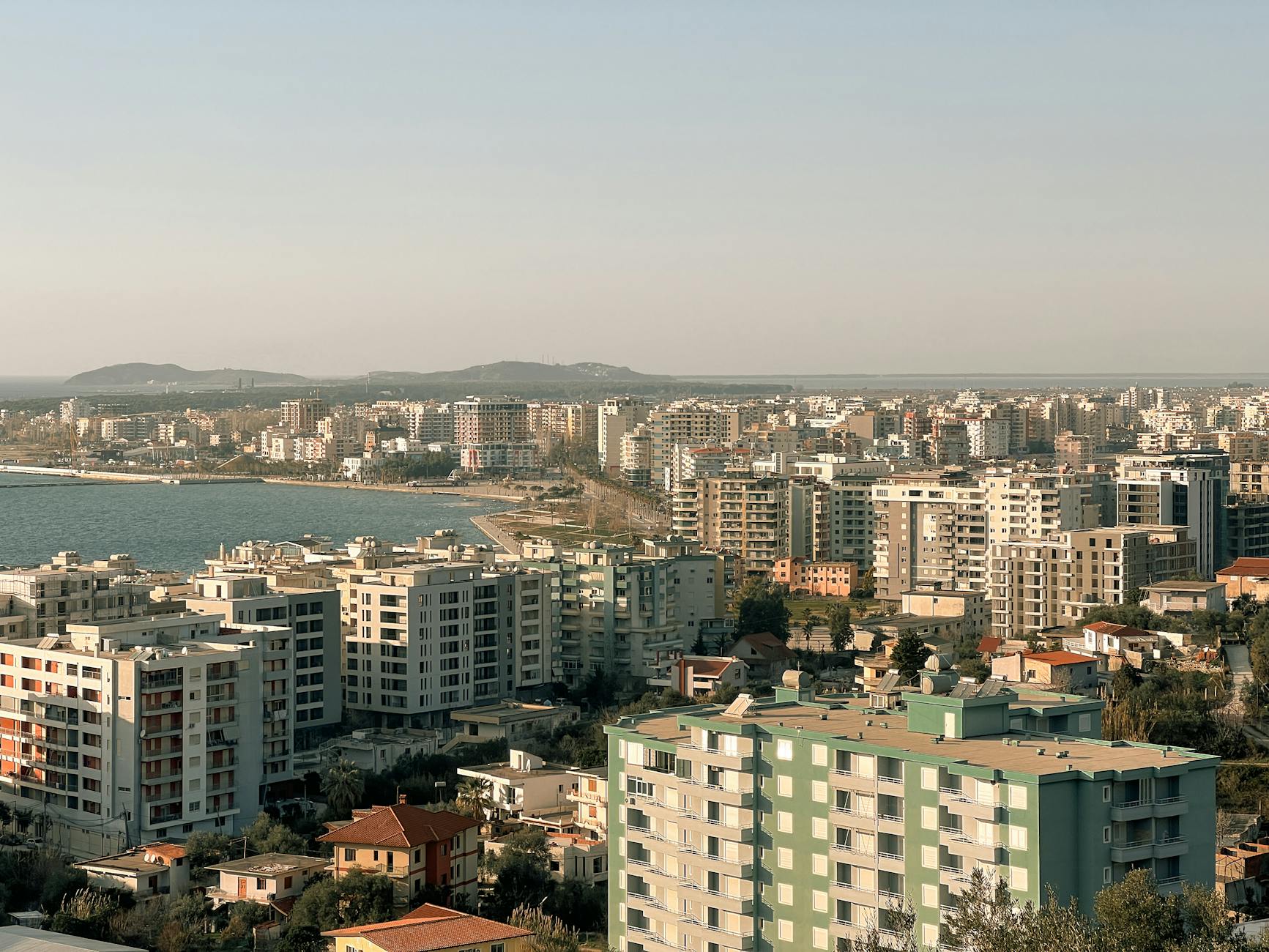 Panorama Gdyni z lotu ptaka z nowymi osiedlami blisko morza