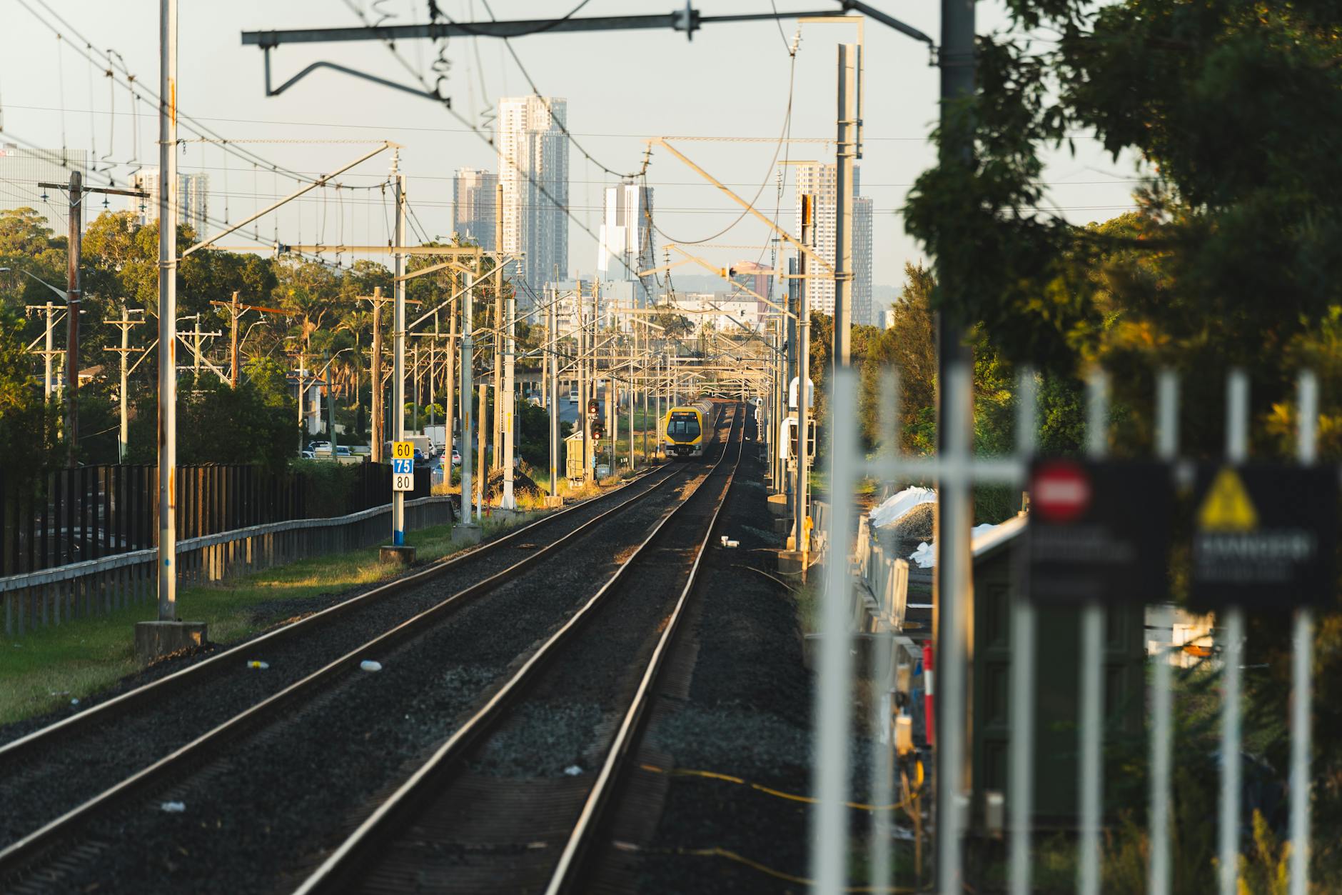 Które dzielnice Gdyni wybrać, jeśli pracujesz w Gdańsku lub Sopocie i dojeżdżasz codziennie Pociąg SKM na torach miejskich z panoramą Trójmiasta w tle
