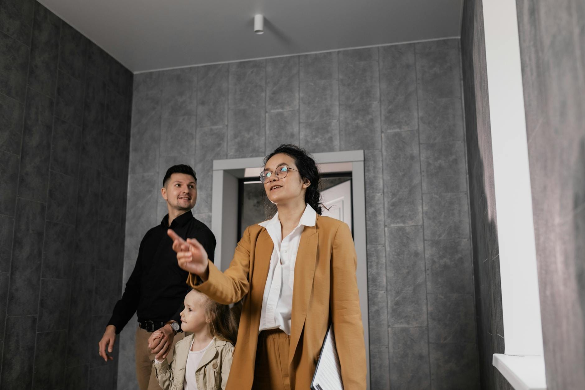 Rodzina ogląda nowoczesne mieszkanie w Gdyni z agentem nieruchomości