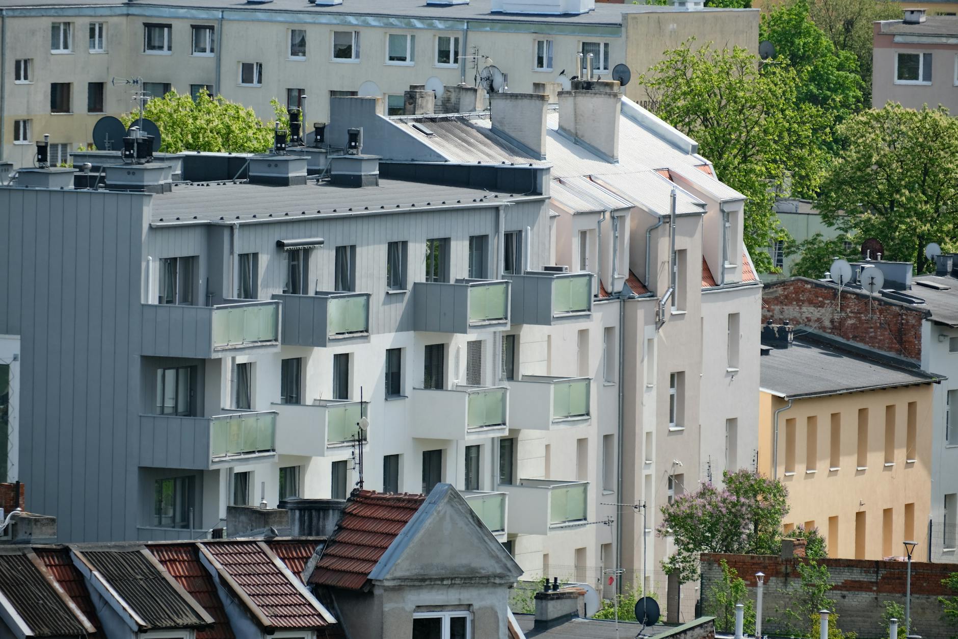 Nowoczesne bloki mieszkalne z zielenią w miejskiej dzielnicy Gdyni