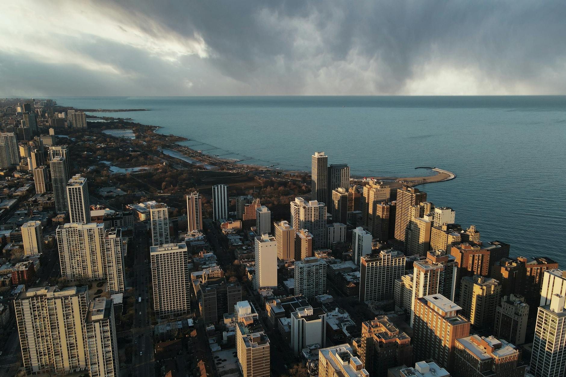 Panorama wieżowców Chicago nad jeziorem Michigan pod burzowym niebem Panorama wieżowców Chicago nad jeziorem Michigan pod burzowym niebem