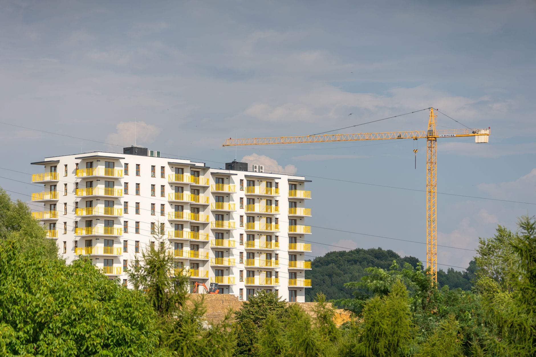 Blok mieszkalny w budowie z dźwigiem w Trzebini