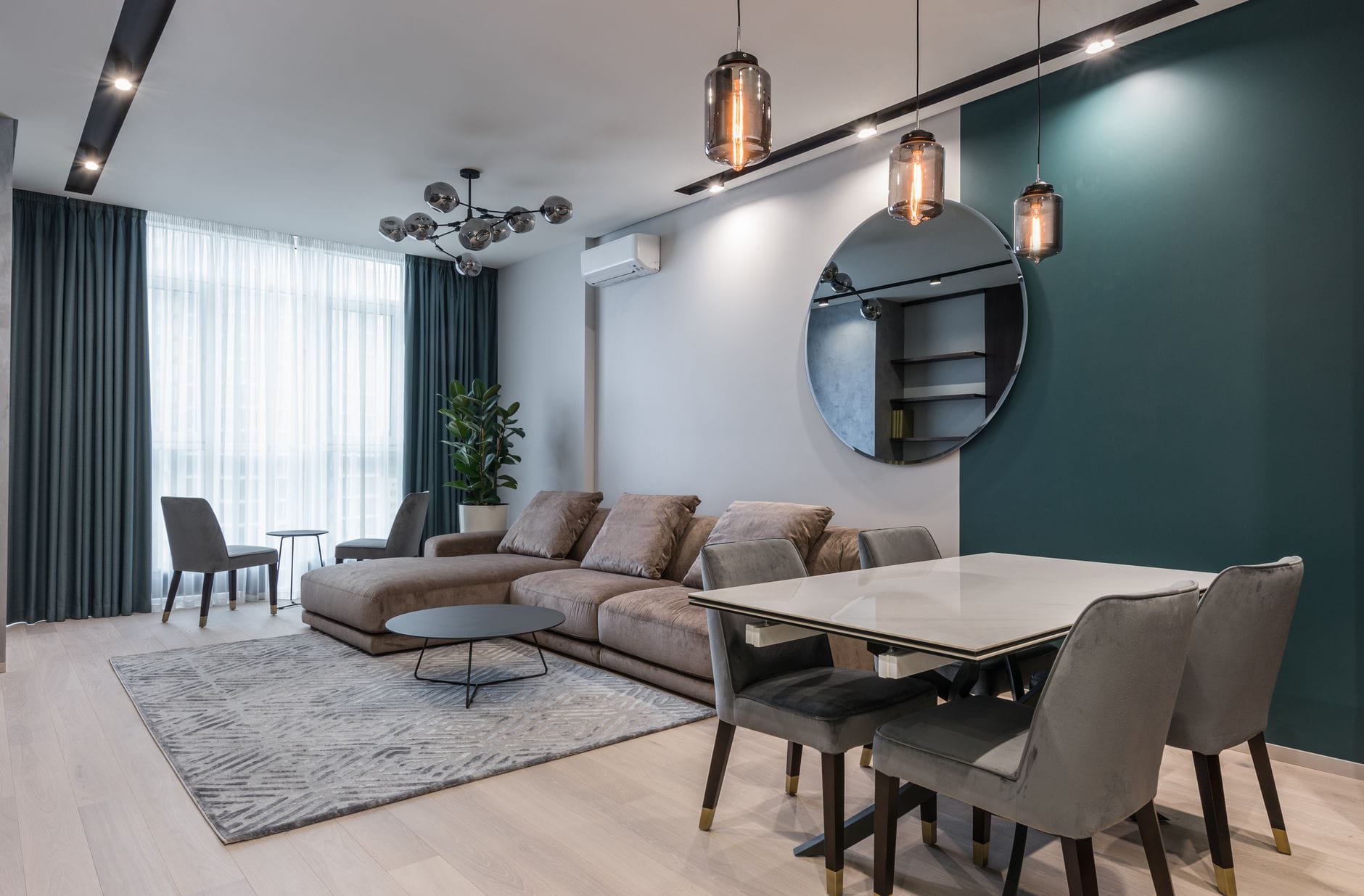 Nowoczesny salon z dużą sofą i jadalnią, jasne mieszkanie na wynajem