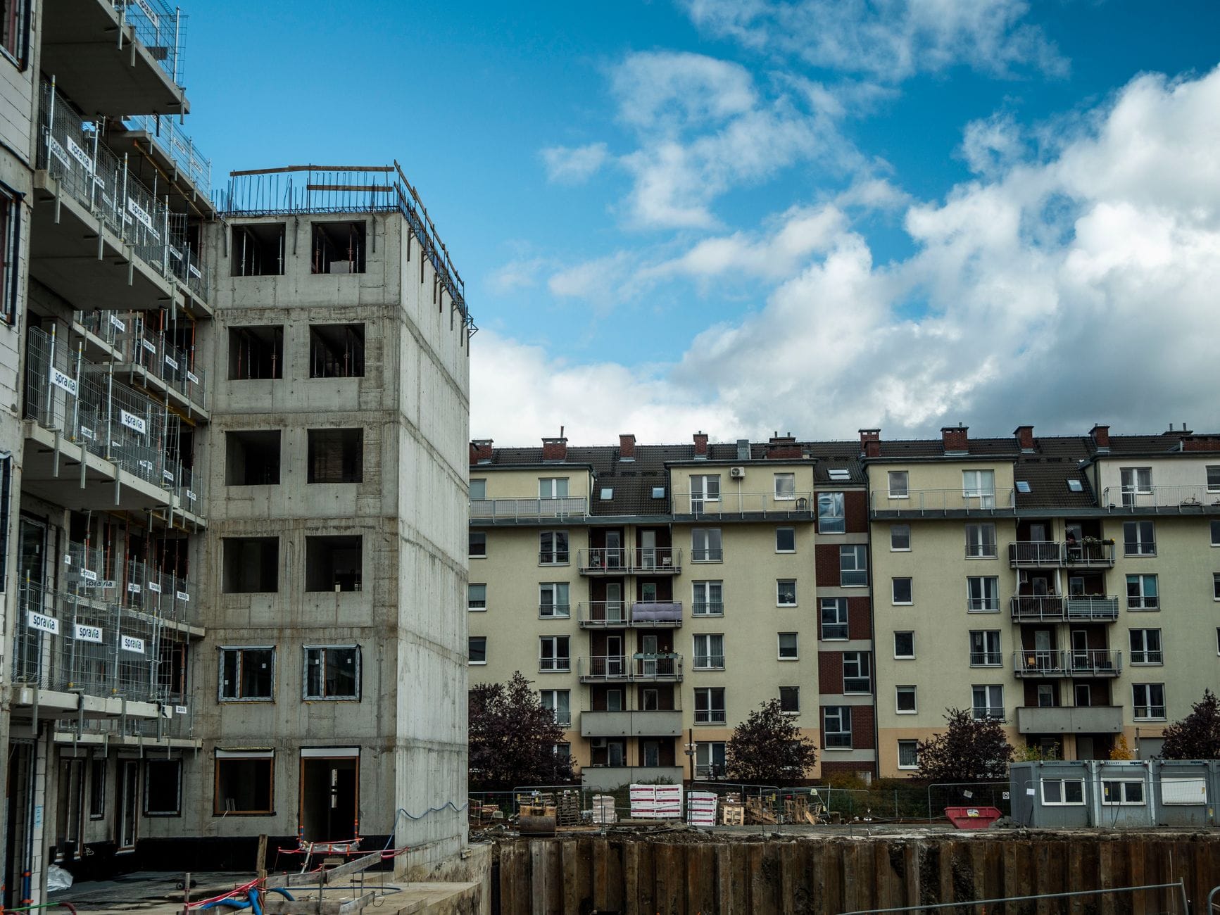 Plac budowy nowego osiedla obok gotowych bloków w Gdyni