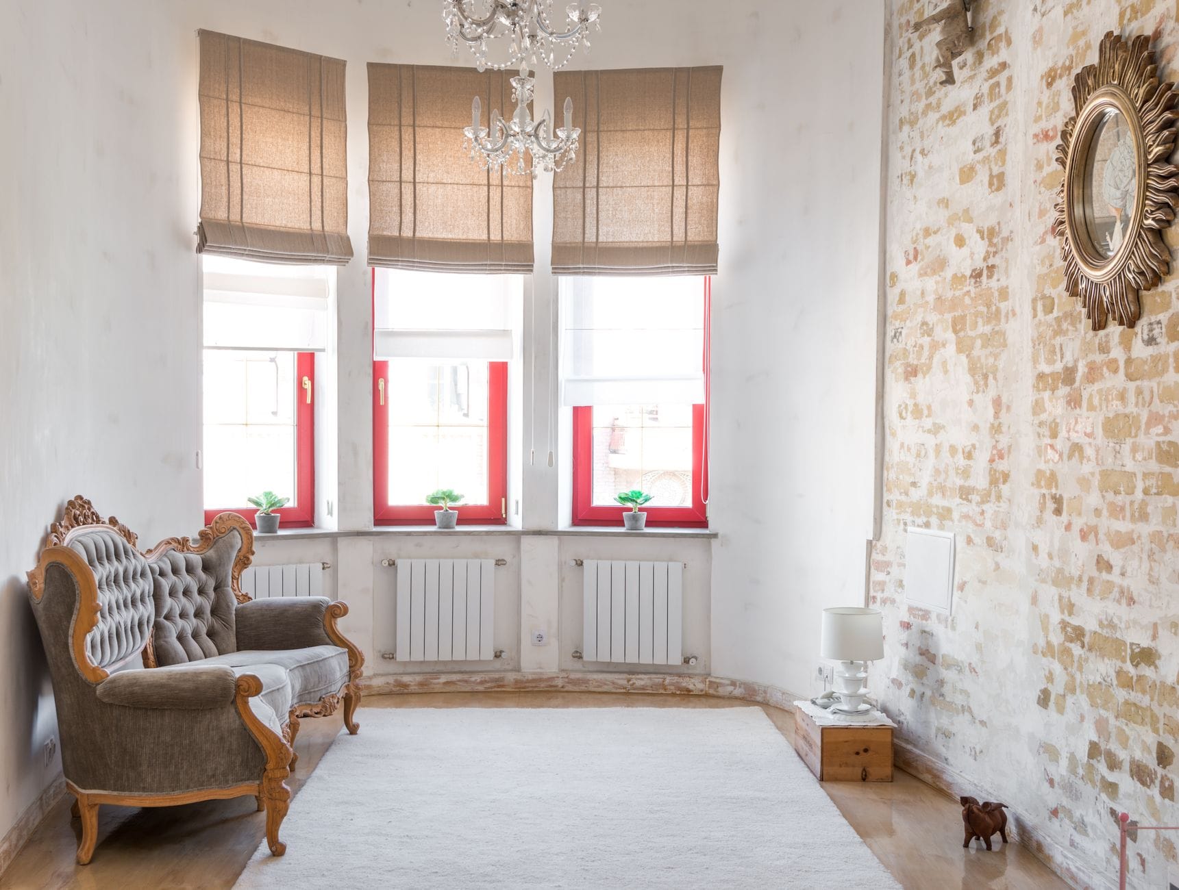 Stylowy salon w kamienicy z zabytkowym fotelem i żyrandolem