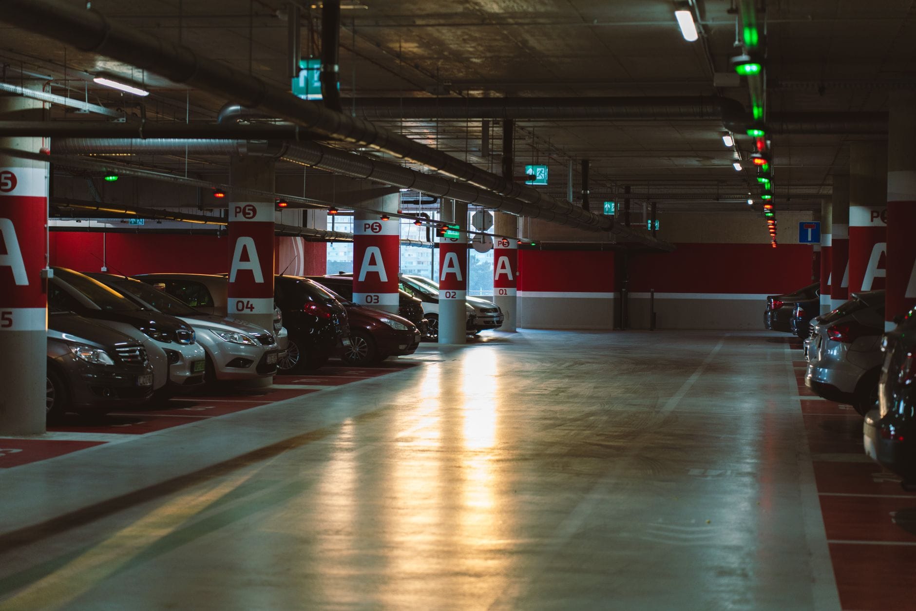 Jasny podziemny parking z nowoczesnymi miejscami postojowymi