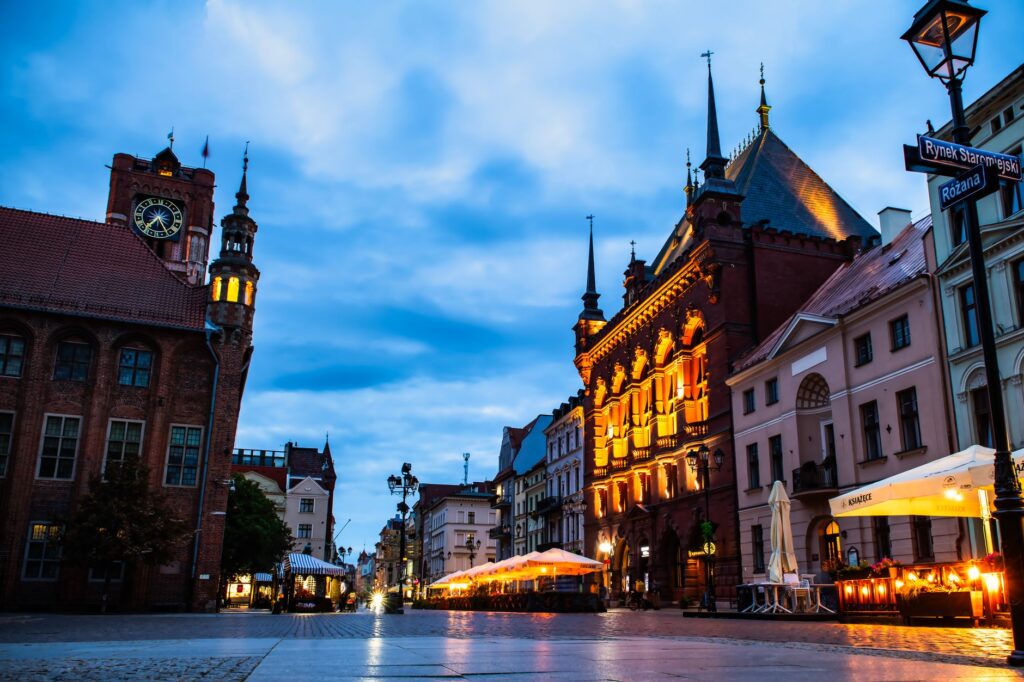 Oświetlony zabytkowy rynek o zmierzchu z brukowany