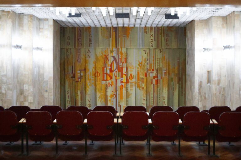 Pusta sala teatralna w stylu vintage z abstrakcyjną kurtyną