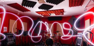 Studio muzyczne z perkusją i kolorowymi efektami świetlnymi