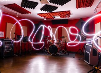 Studio muzyczne z perkusją i kolorowymi efektami świetlnymi