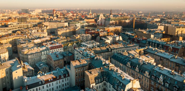 Widok z lotu ptaka na historyczną panoramę Poznania
